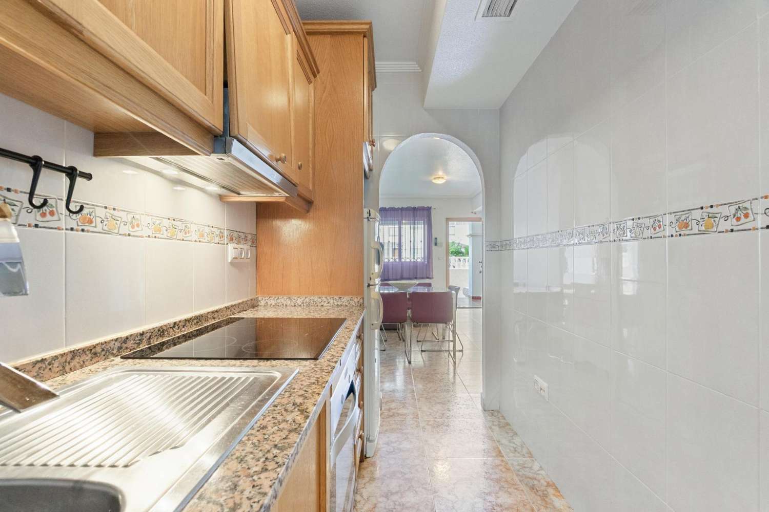 Hermoso y práctico apartamento en planta baja con 2 dormitorios, jardín y estacionamiento, ubicado en el centro de la popular zona de La Ciñuelica, Punta Privada.