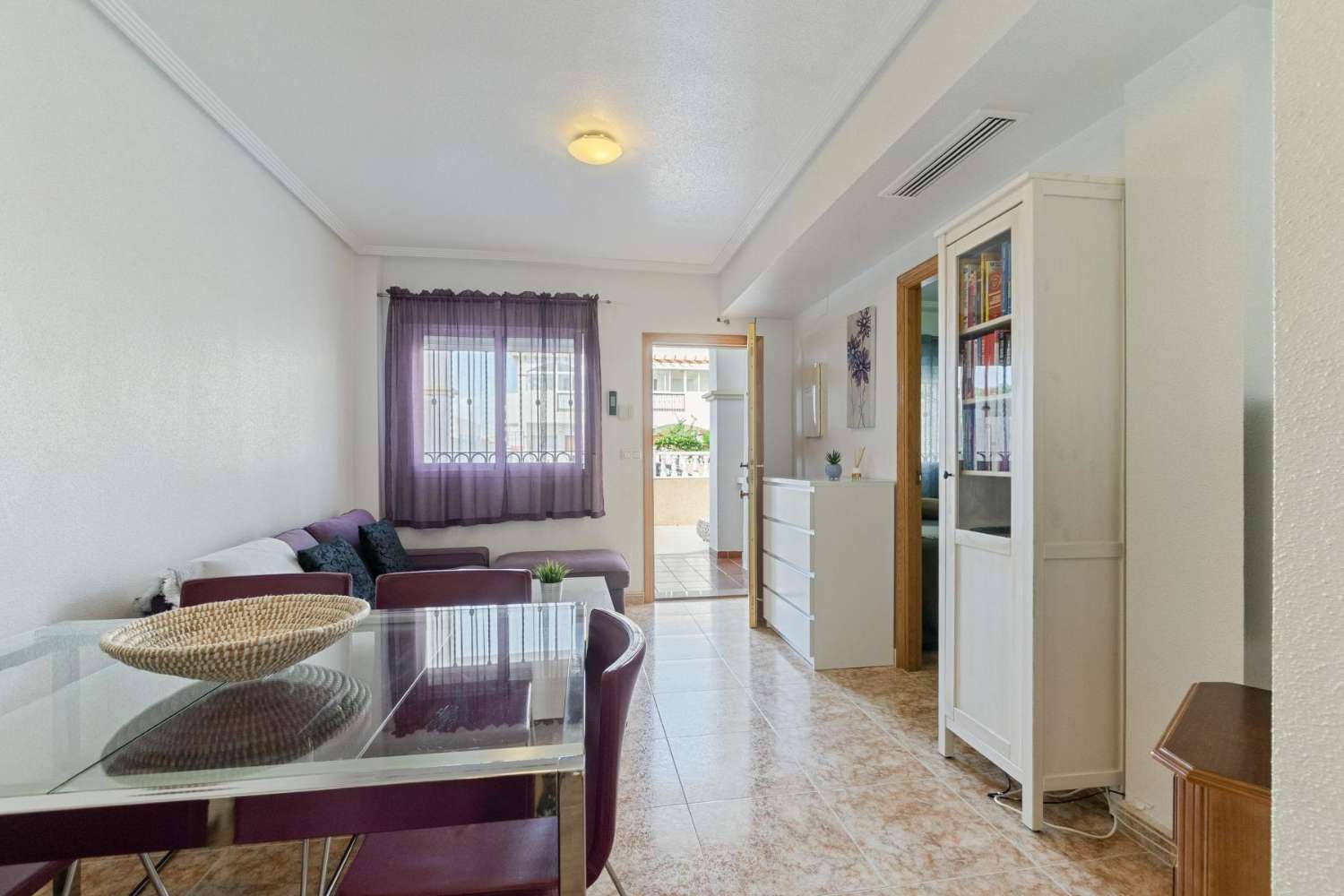 Hermoso y práctico apartamento en planta baja con 2 dormitorios, jardín y estacionamiento, ubicado en el centro de la popular zona de La Ciñuelica, Punta Privada.