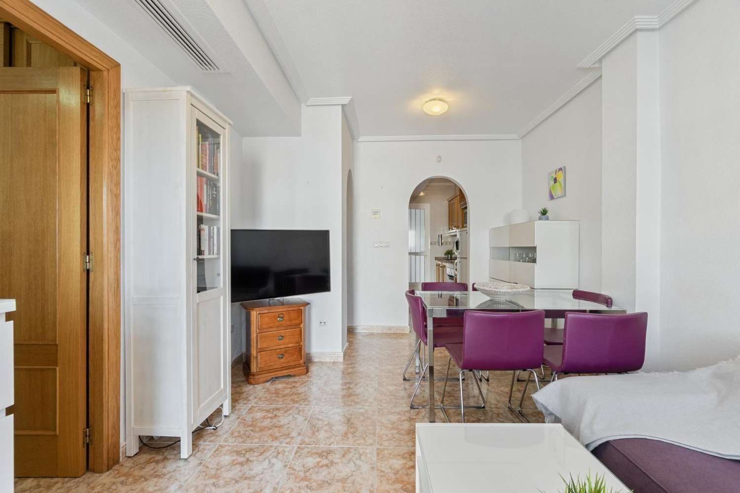 Hermoso y práctico apartamento en planta baja con 2 dormitorios, jardín y estacionamiento, ubicado en el centro de la popular zona de La Ciñuelica, Punta Privada.