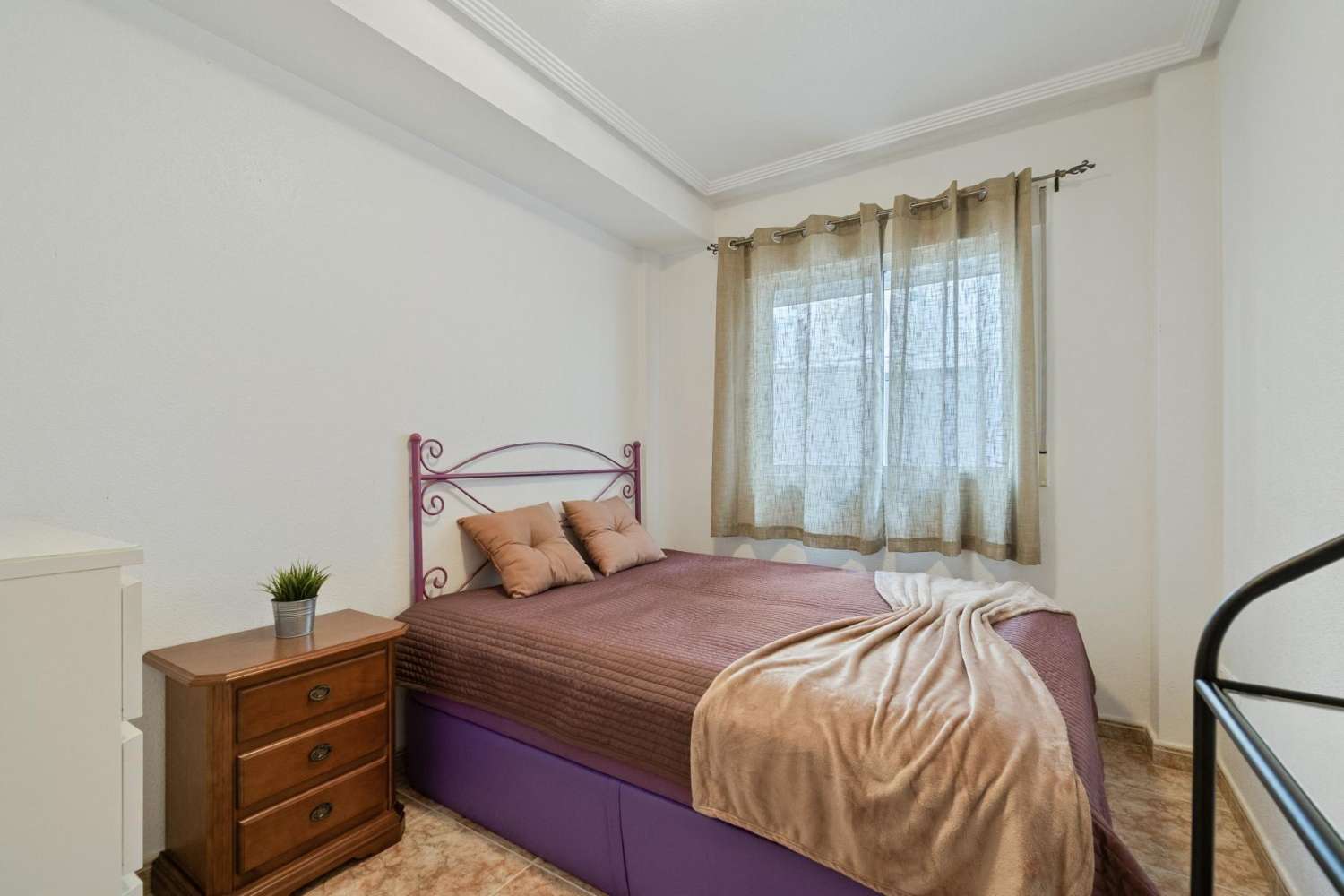 Hermoso y práctico apartamento en planta baja con 2 dormitorios, jardín y estacionamiento, ubicado en el centro de la popular zona de La Ciñuelica, Punta Privada.