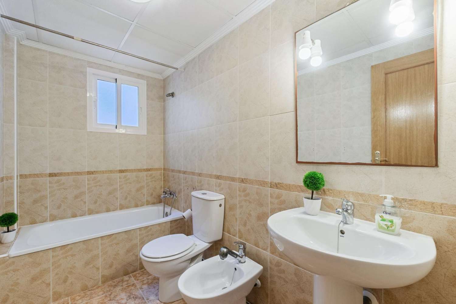 Hermoso y práctico apartamento en planta baja con 2 dormitorios, jardín y estacionamiento, ubicado en el centro de la popular zona de La Ciñuelica, Punta Privada.