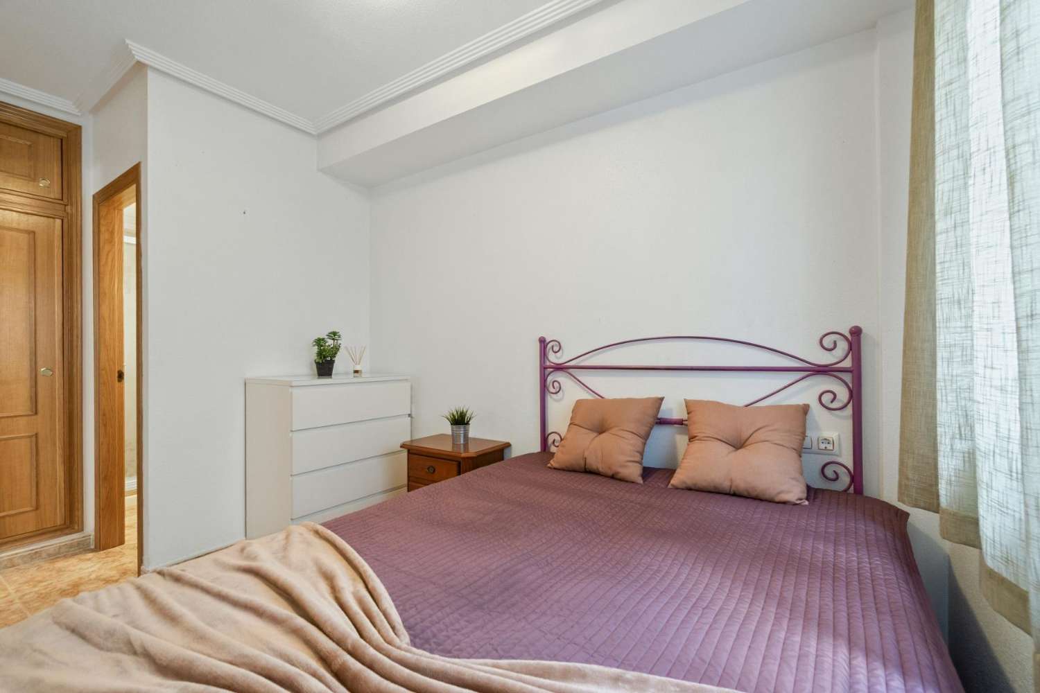 Hermoso y práctico apartamento en planta baja con 2 dormitorios, jardín y estacionamiento, ubicado en el centro de la popular zona de La Ciñuelica, Punta Privada.