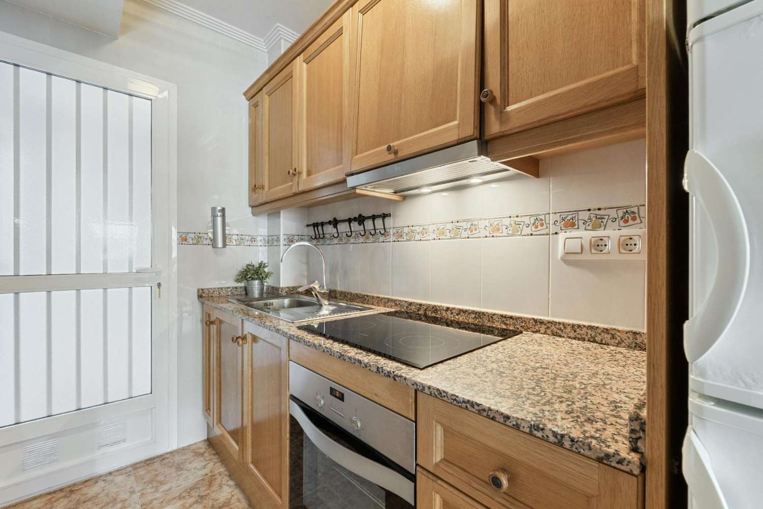 Hermoso y práctico apartamento en planta baja con 2 dormitorios, jardín y estacionamiento, ubicado en el centro de la popular zona de La Ciñuelica, Punta Privada.