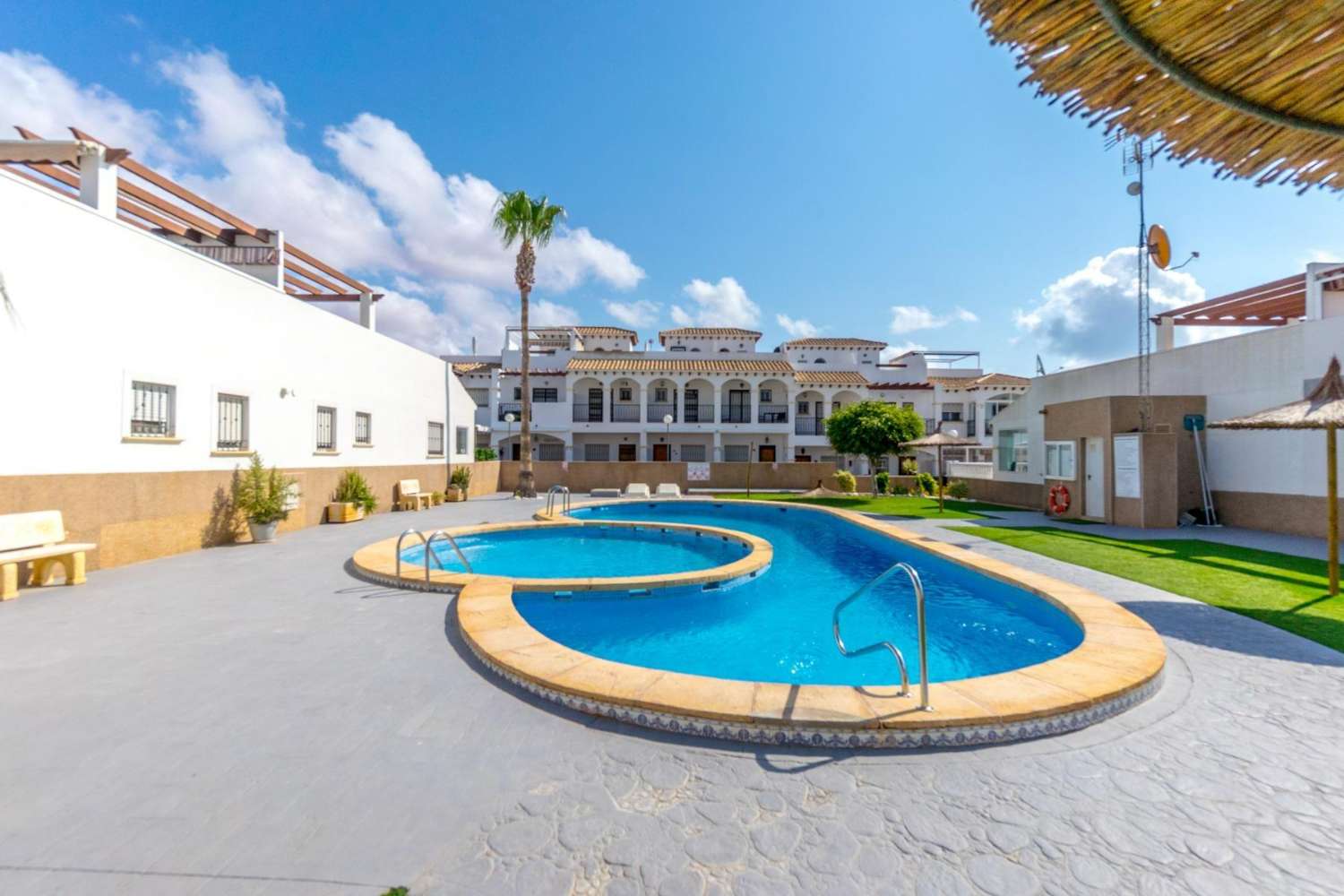 Hermoso y práctico apartamento en planta baja con 2 dormitorios, jardín y estacionamiento, ubicado en el centro de la popular zona de La Ciñuelica, Punta Privada.