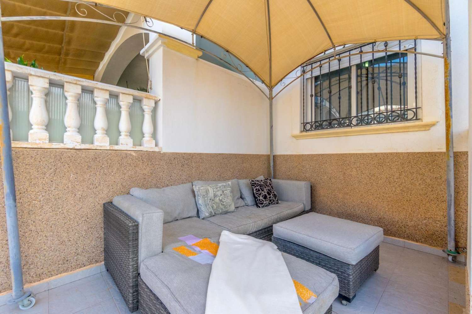 Hermoso y práctico apartamento en planta baja con 2 dormitorios, jardín y estacionamiento, ubicado en el centro de la popular zona de La Ciñuelica, Punta Privada.