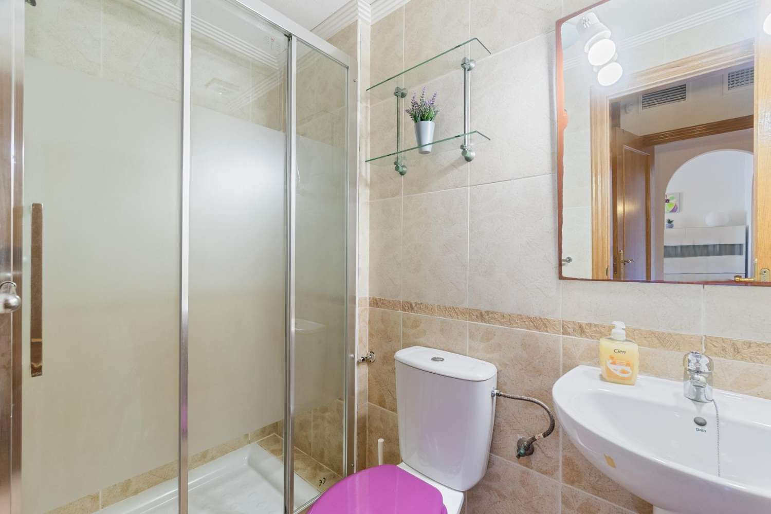 Hermoso y práctico apartamento en planta baja con 2 dormitorios, jardín y estacionamiento, ubicado en el centro de la popular zona de La Ciñuelica, Punta Privada.