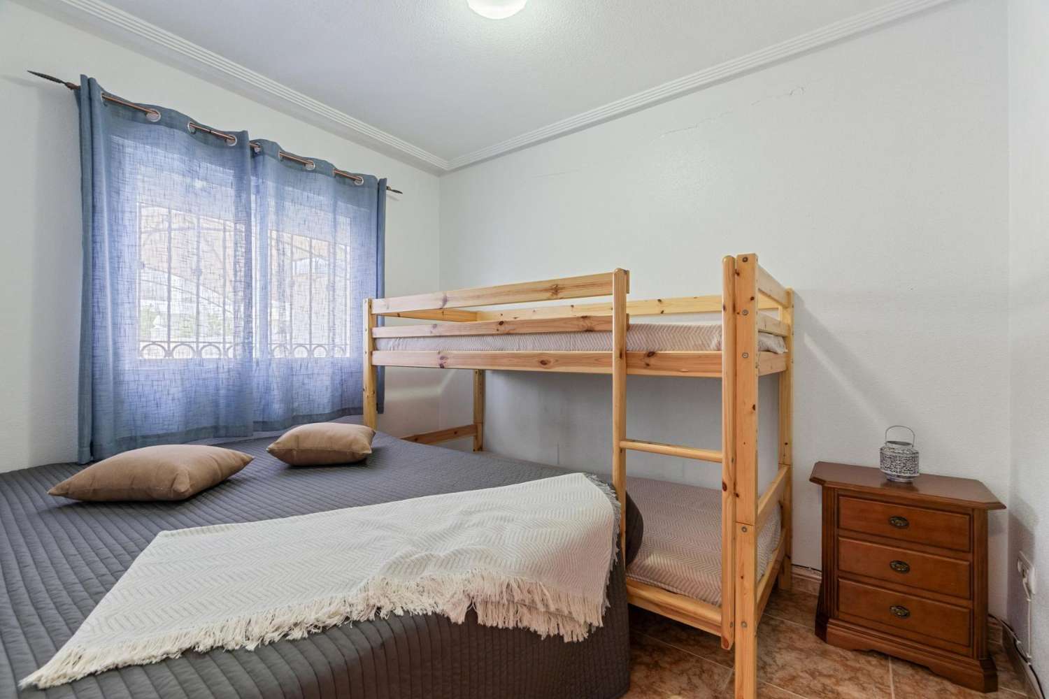 Hermoso y práctico apartamento en planta baja con 2 dormitorios, jardín y estacionamiento, ubicado en el centro de la popular zona de La Ciñuelica, Punta Privada.