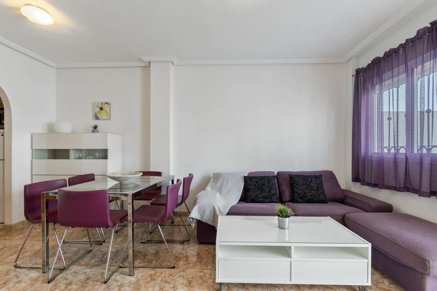 Hermoso y práctico apartamento en planta baja con 2 dormitorios, jardín y estacionamiento, ubicado en el centro de la popular zona de La Ciñuelica, Punta Privada.