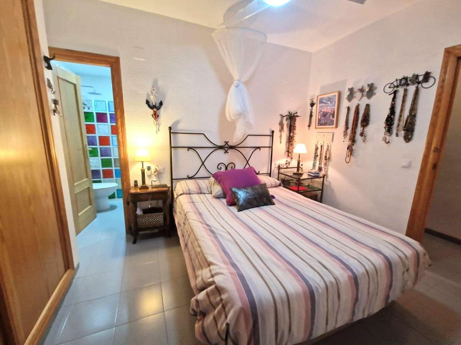 En primera línea de mar, amplio apartamento, 3 dormitorios, 2 baños, garaje y piscina Orihuela Costa (Playa Flamenca)