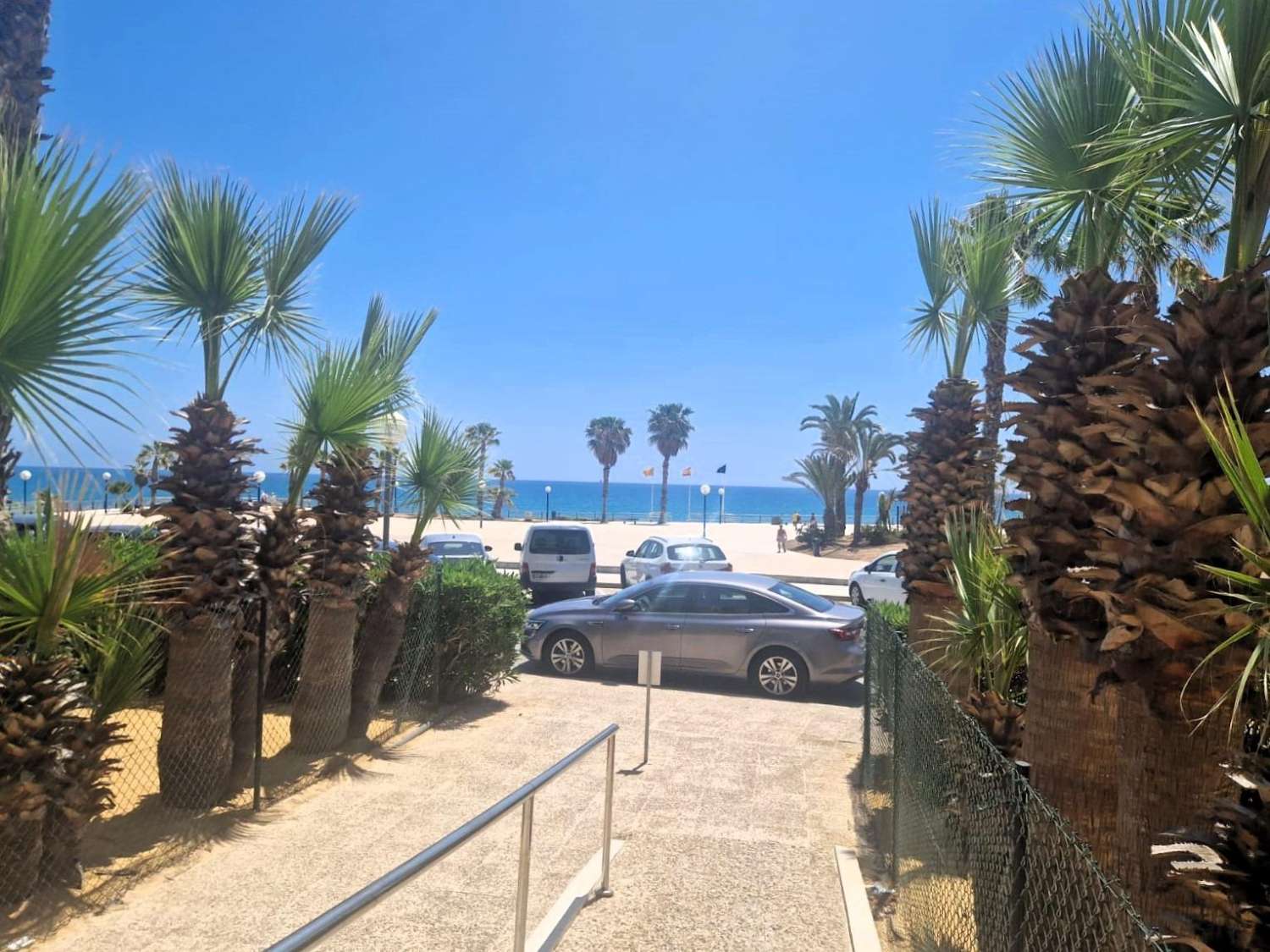 En primera línea de mar, amplio apartamento, 3 dormitorios, 2 baños, garaje y piscina Orihuela Costa (Playa Flamenca)