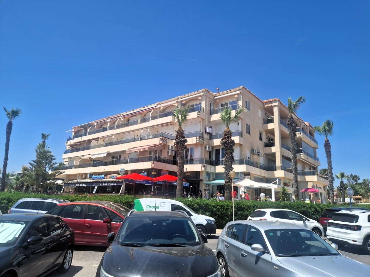 En primera línea de mar, amplio apartamento, 3 dormitorios, 2 baños, garaje y piscina Orihuela Costa (Playa Flamenca)