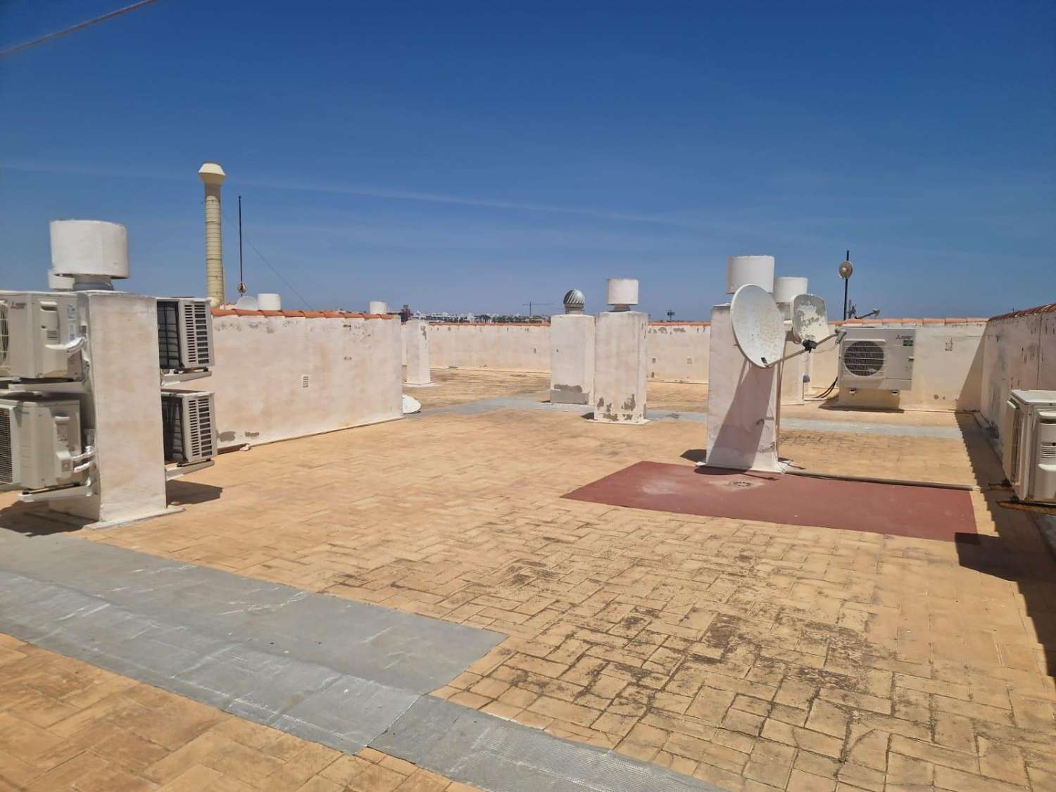 En primera línea de mar, amplio apartamento, 3 dormitorios, 2 baños, garaje y piscina Orihuela Costa (Playa Flamenca)