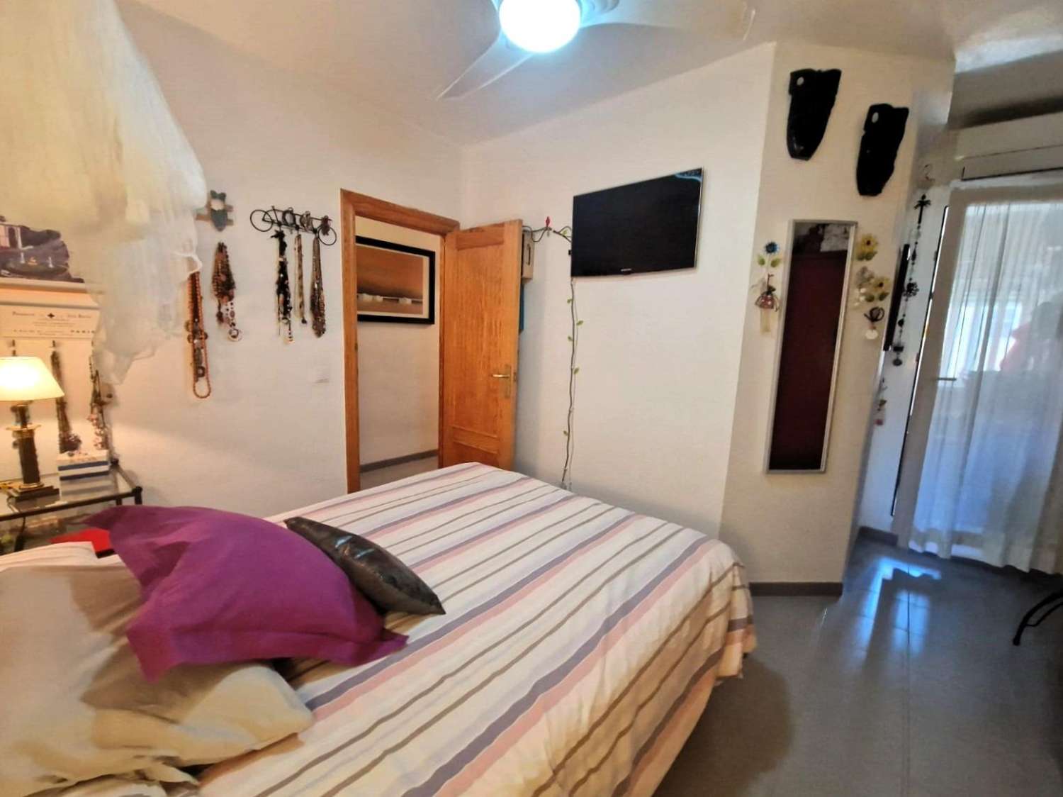En primera línea de mar, amplio apartamento, 3 dormitorios, 2 baños, garaje y piscina Orihuela Costa (Playa Flamenca)