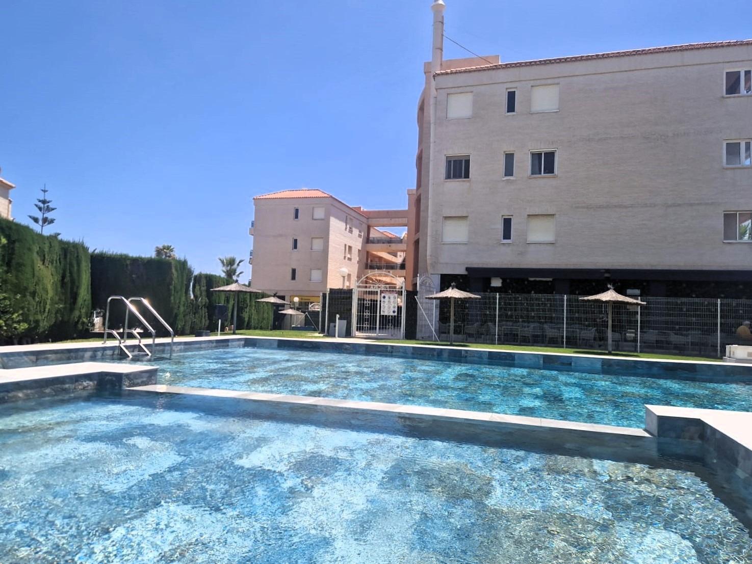 En primera línea de mar, amplio apartamento, 3 dormitorios, 2 baños, garaje y piscina Orihuela Costa (Playa Flamenca)