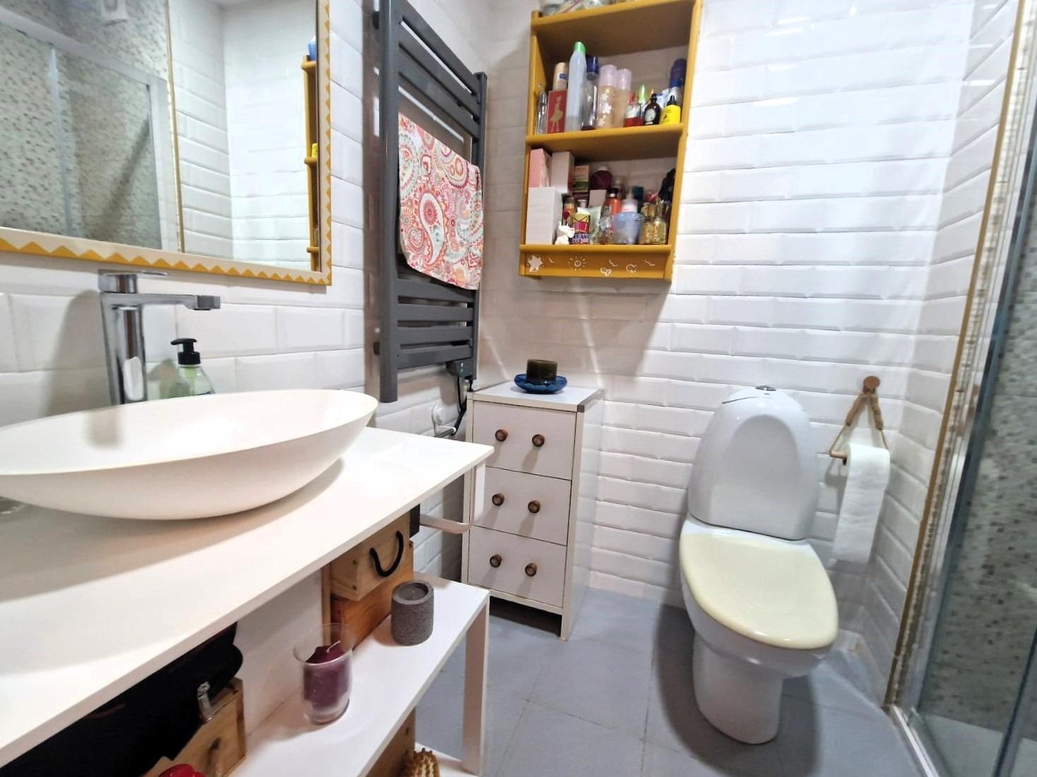 En primera línea de mar, amplio apartamento, 3 dormitorios, 2 baños, garaje y piscina Orihuela Costa (Playa Flamenca)