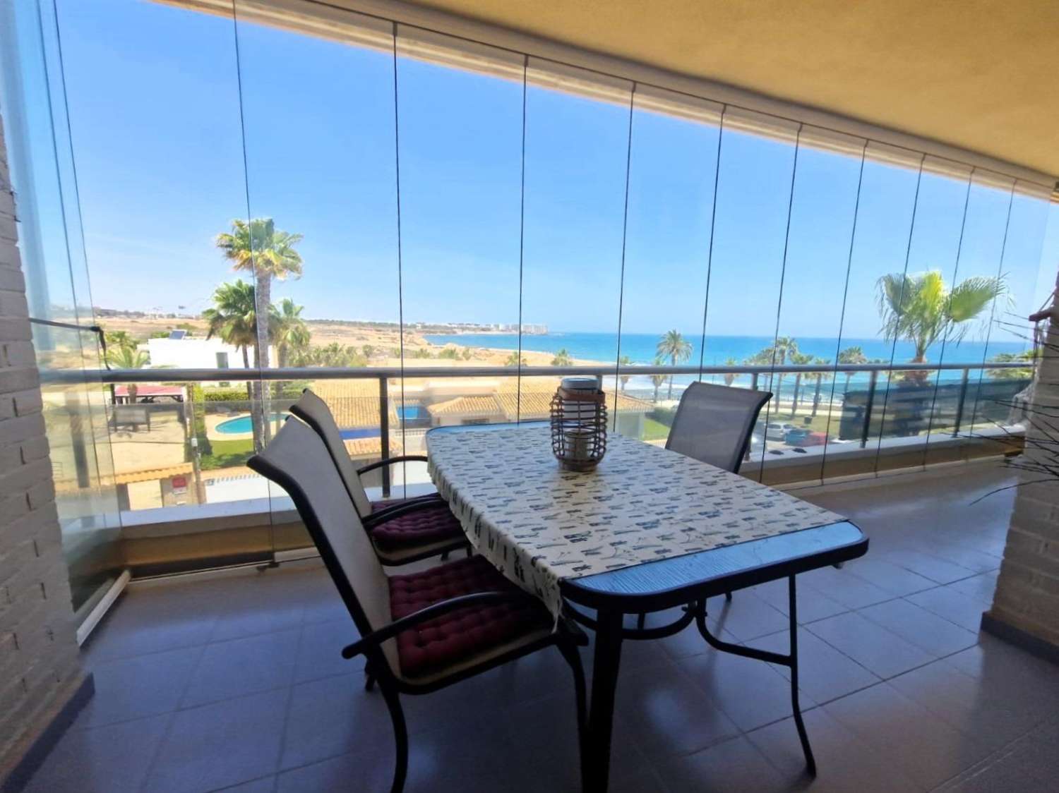 En primera línea de mar, amplio apartamento, 3 dormitorios, 2 baños, garaje y piscina Orihuela Costa (Playa Flamenca)