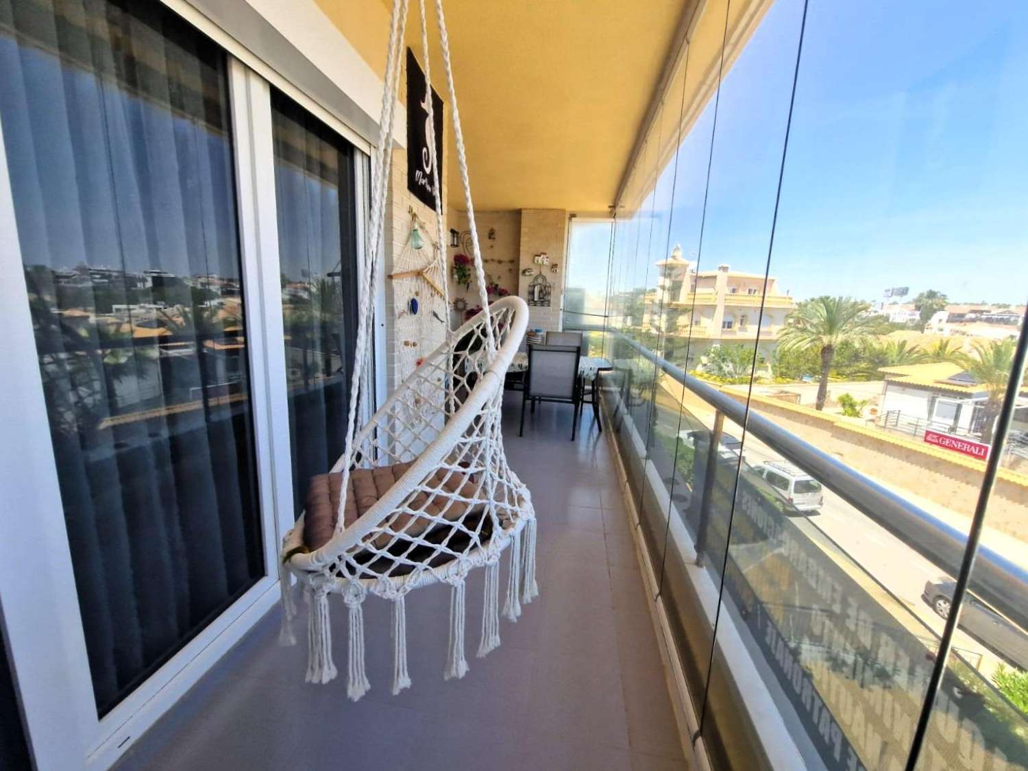 En primera línea de mar, amplio apartamento, 3 dormitorios, 2 baños, garaje y piscina Orihuela Costa (Playa Flamenca)