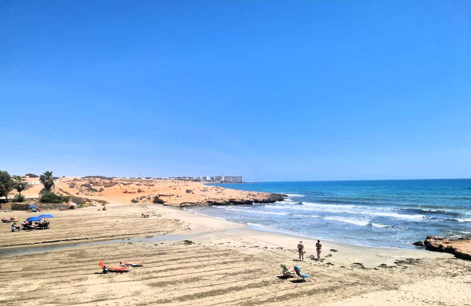 En primera línea de mar, amplio apartamento, 3 dormitorios, 2 baños, garaje y piscina Orihuela Costa (Playa Flamenca)