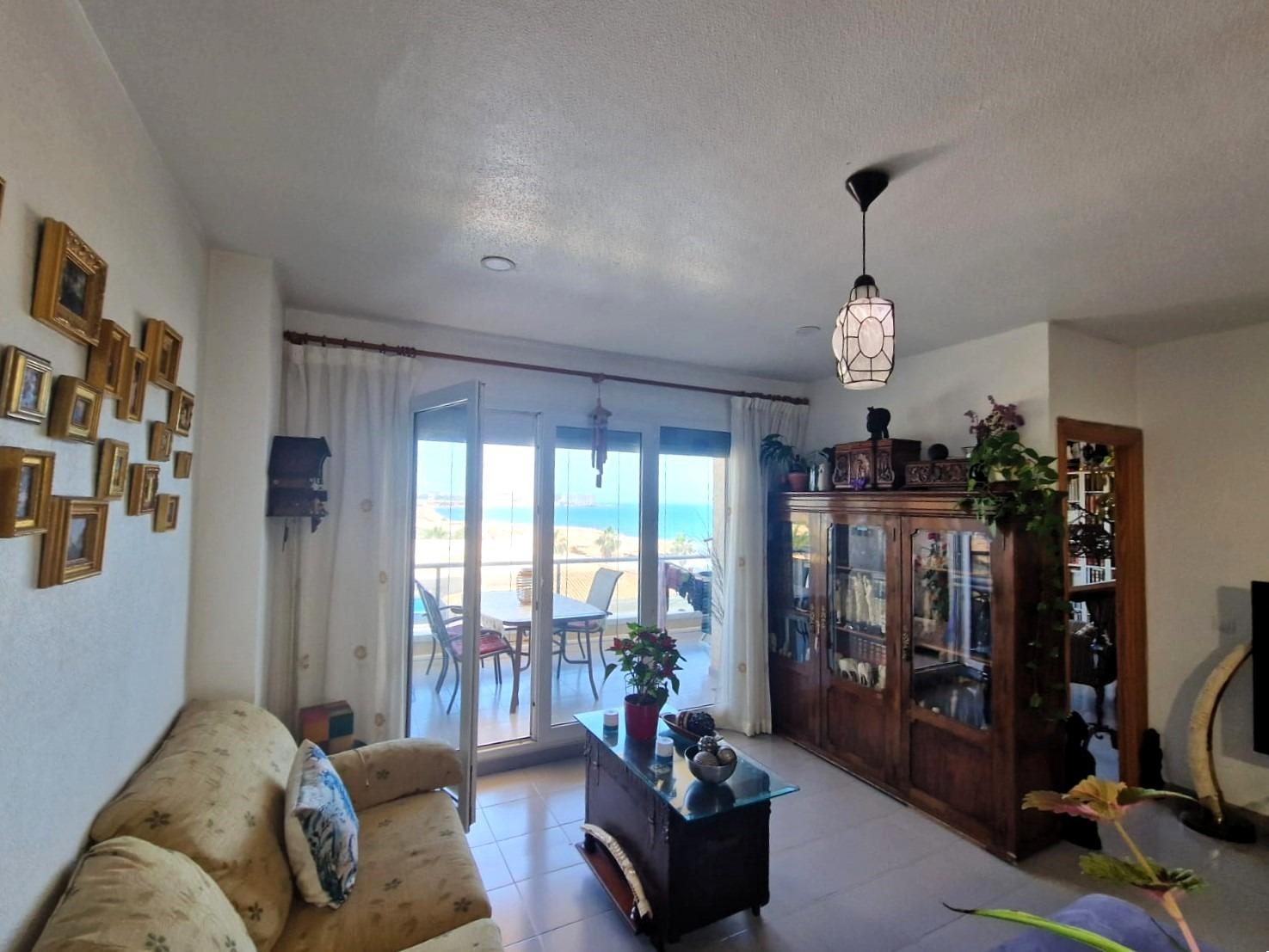 En primera línea de mar, amplio apartamento, 3 dormitorios, 2 baños, garaje y piscina Orihuela Costa (Playa Flamenca)