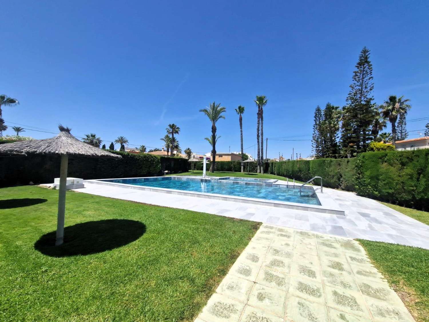 En primera línea de mar, amplio apartamento, 3 dormitorios, 2 baños, garaje y piscina Orihuela Costa (Playa Flamenca)