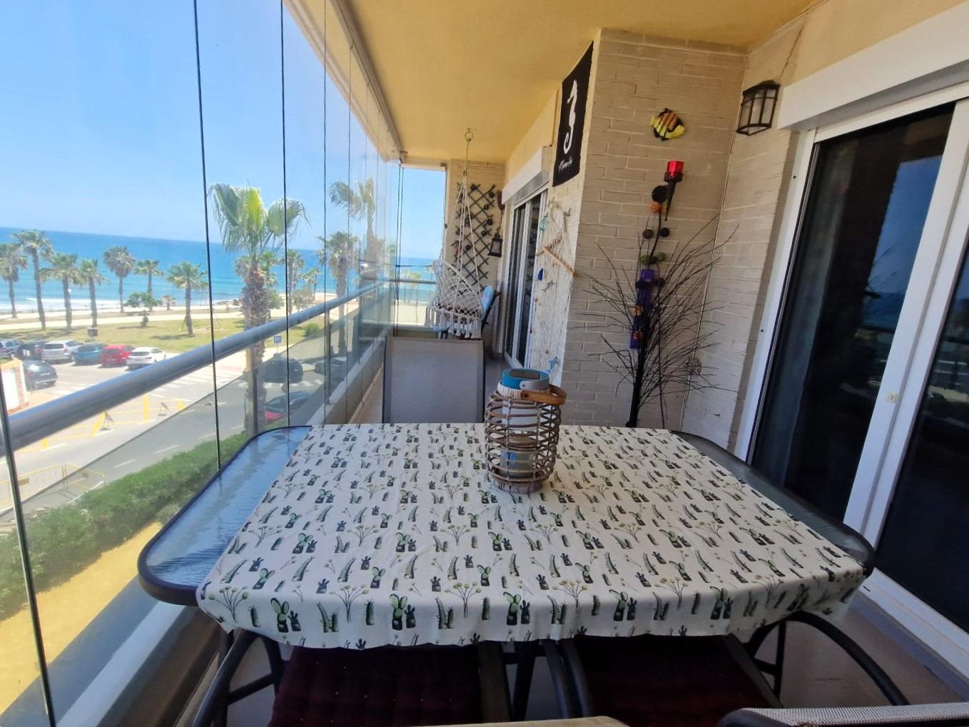 En primera línea de mar, amplio apartamento, 3 dormitorios, 2 baños, garaje y piscina Orihuela Costa (Playa Flamenca)