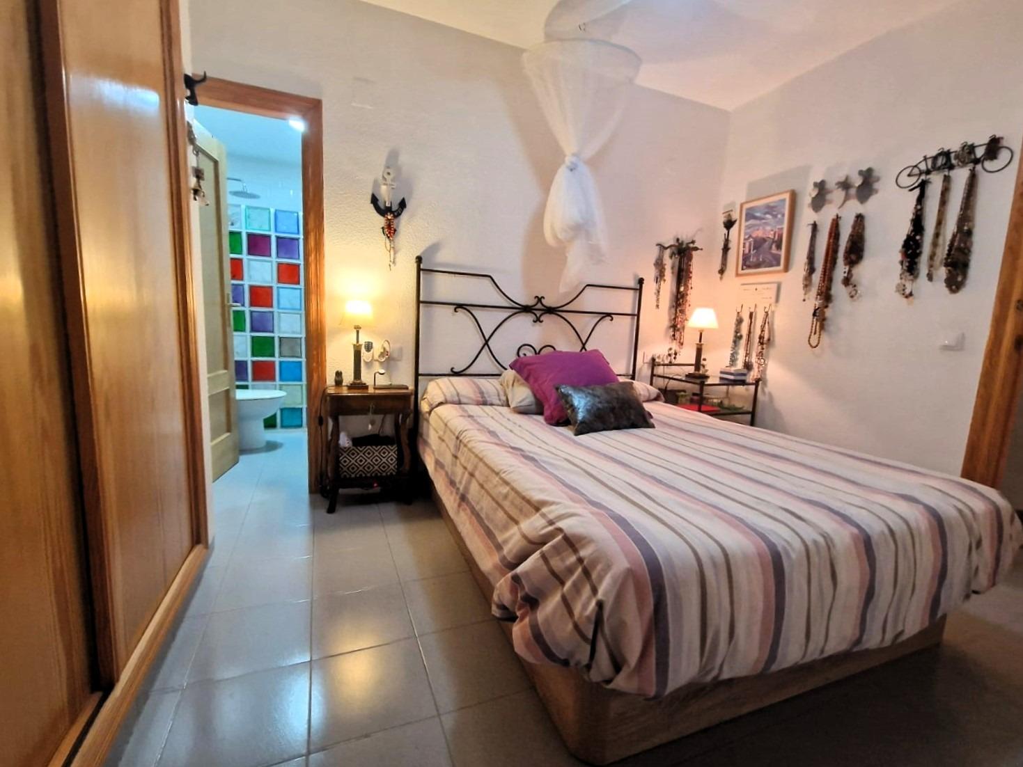 En primera línea de mar, amplio apartamento, 3 dormitorios, 2 baños, garaje y piscina Orihuela Costa (Playa Flamenca)
