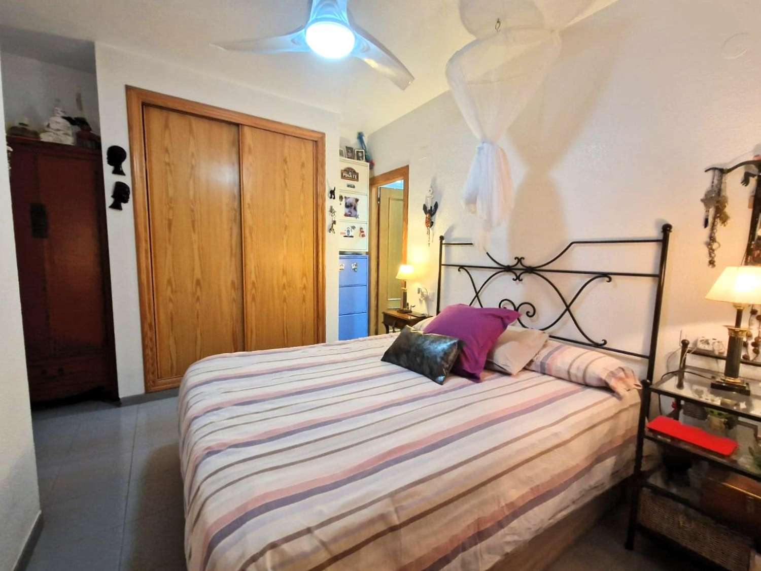 En primera línea de mar, amplio apartamento, 3 dormitorios, 2 baños, garaje y piscina Orihuela Costa (Playa Flamenca)