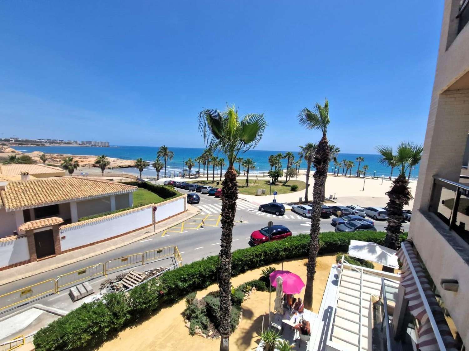 En primera línea de mar, amplio apartamento, 3 dormitorios, 2 baños, garaje y piscina Orihuela Costa (Playa Flamenca)