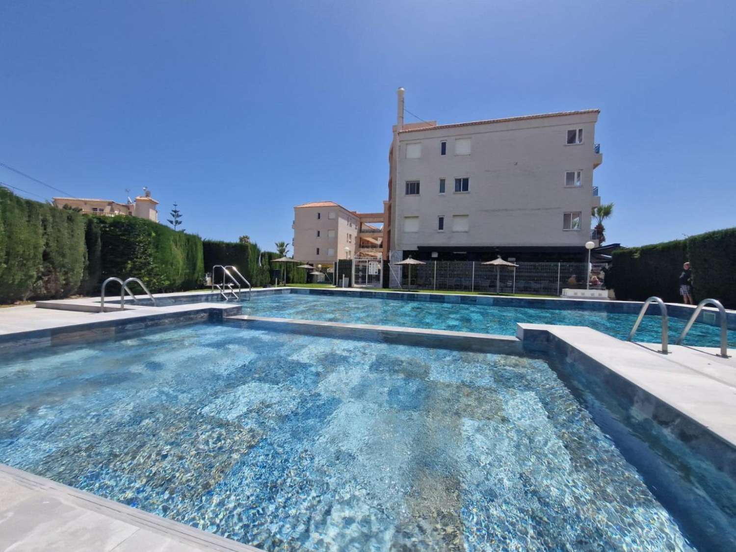 En primera línea de mar, amplio apartamento, 3 dormitorios, 2 baños, garaje y piscina Orihuela Costa (Playa Flamenca)