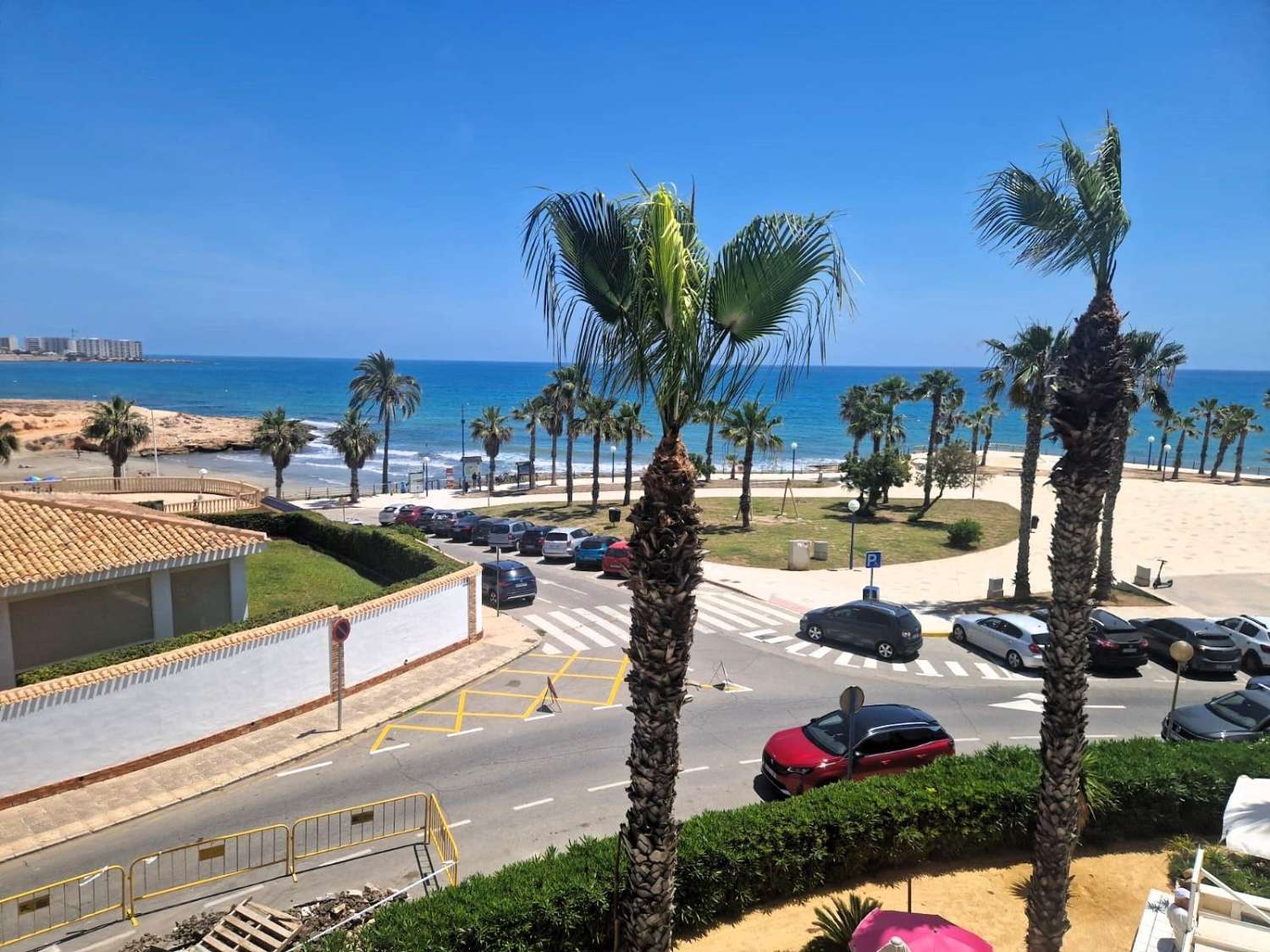 En primera línea de mar, amplio apartamento, 3 dormitorios, 2 baños, garaje y piscina Orihuela Costa (Playa Flamenca)