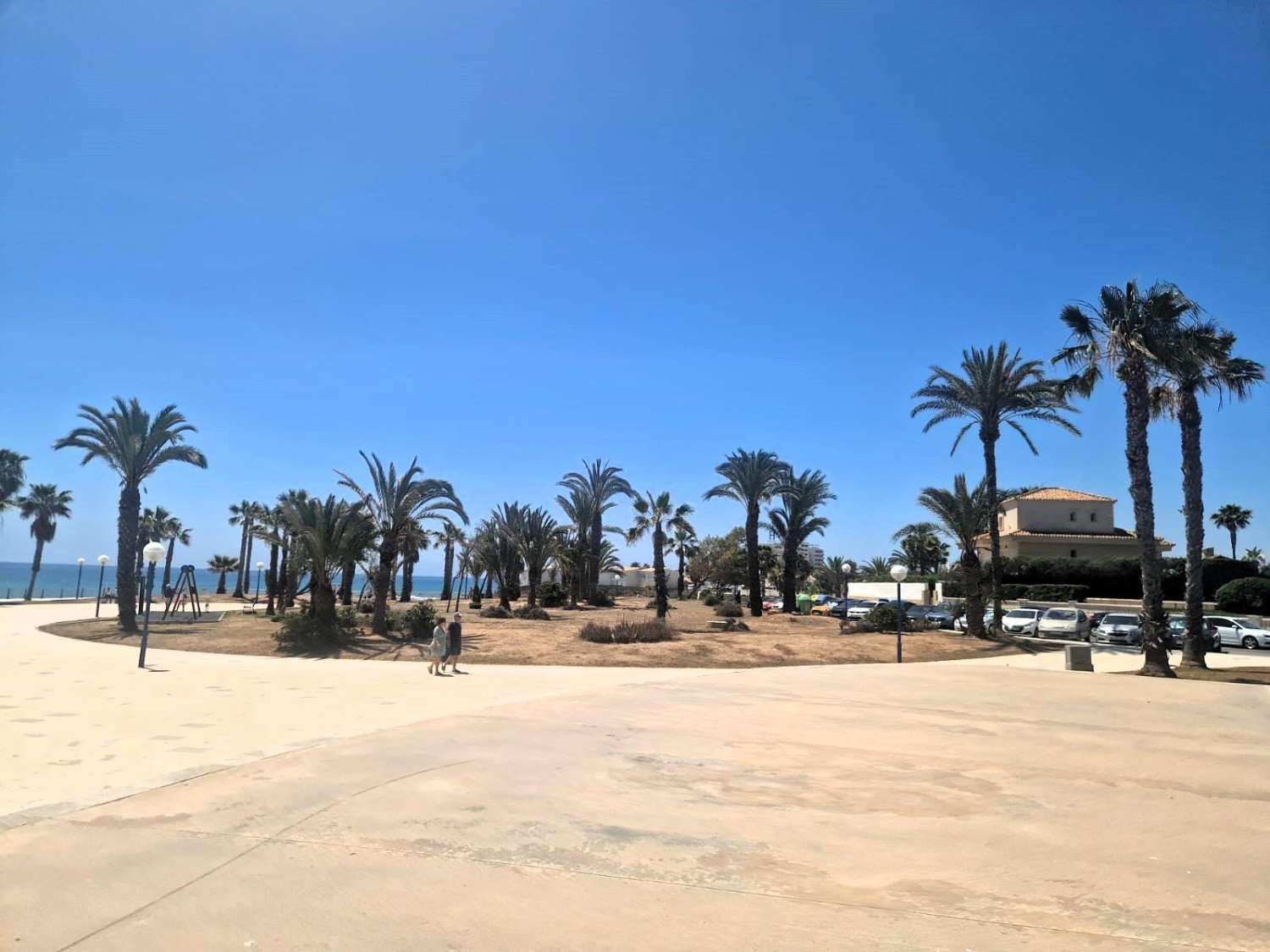 En primera línea de mar, amplio apartamento, 3 dormitorios, 2 baños, garaje y piscina Orihuela Costa (Playa Flamenca)