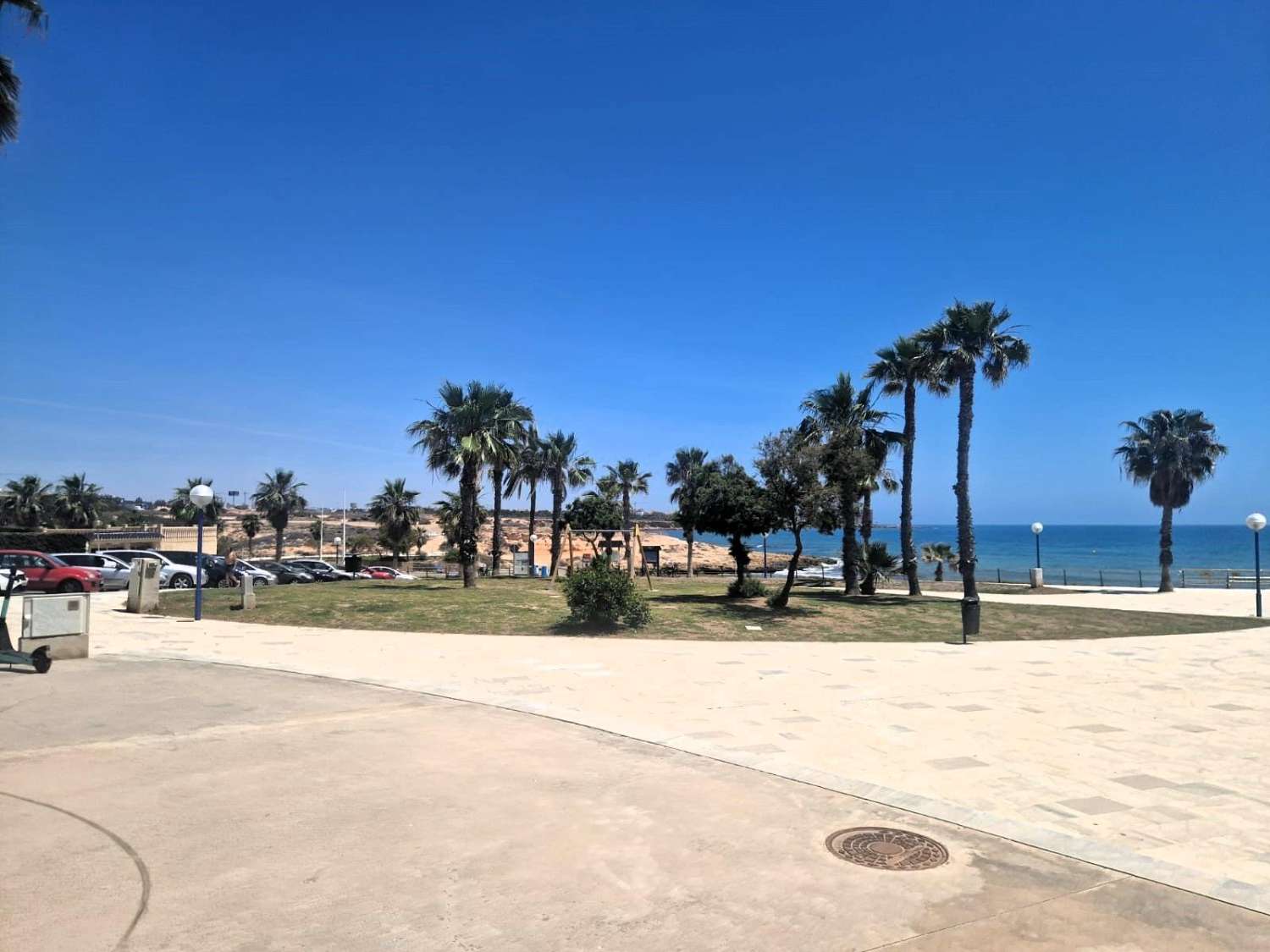 En primera línea de mar, amplio apartamento, 3 dormitorios, 2 baños, garaje y piscina Orihuela Costa (Playa Flamenca)
