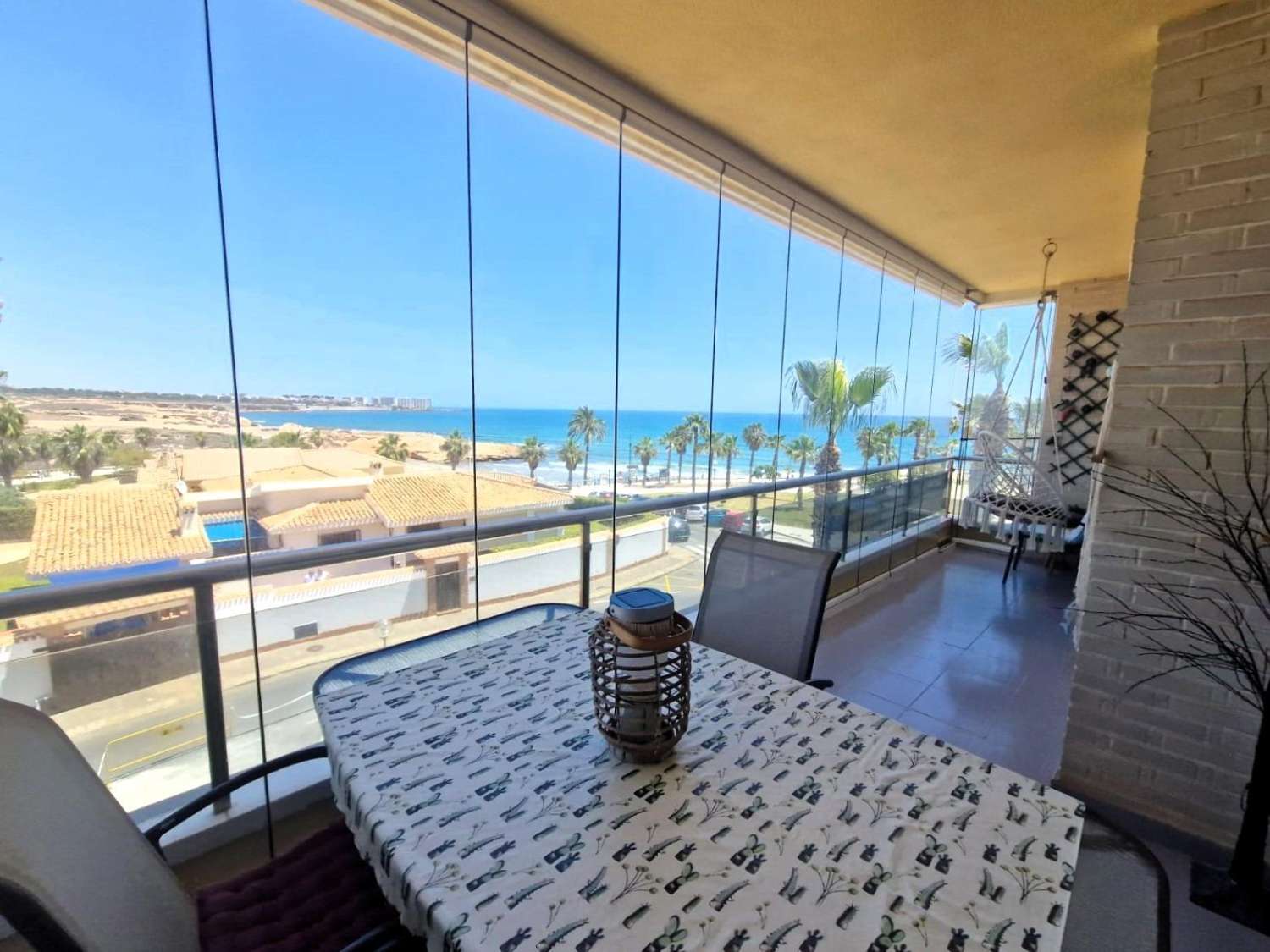 En primera línea de mar, amplio apartamento, 3 dormitorios, 2 baños, garaje y piscina Orihuela Costa (Playa Flamenca)