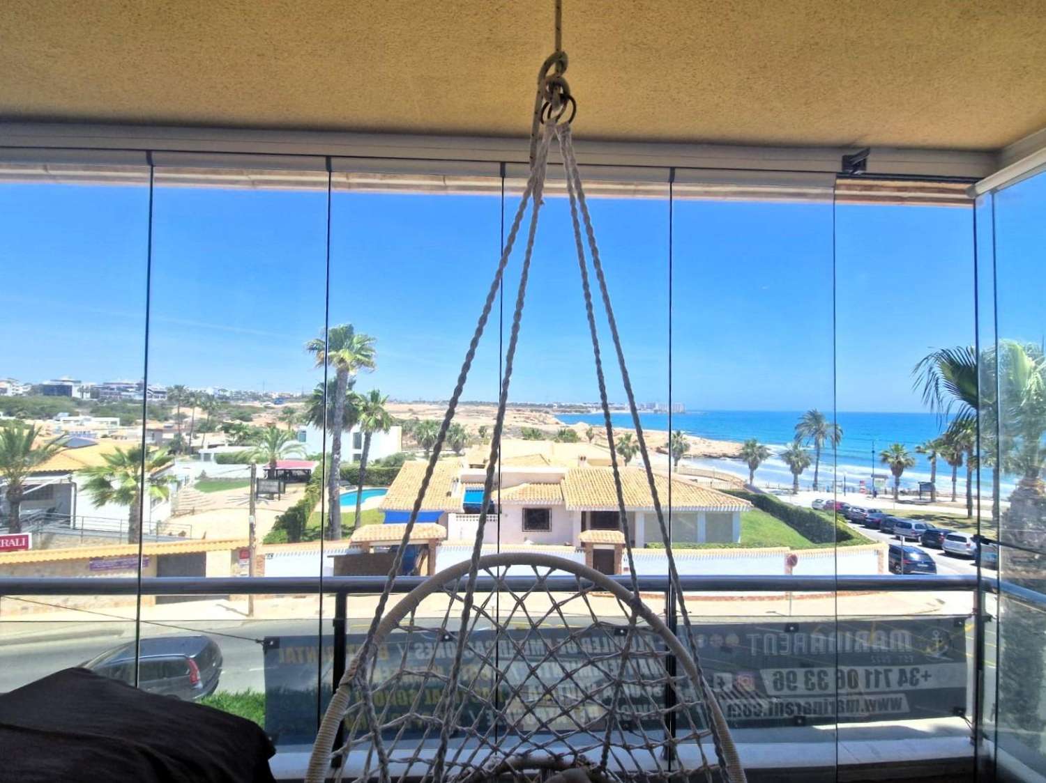 En primera línea de mar, amplio apartamento, 3 dormitorios, 2 baños, garaje y piscina Orihuela Costa (Playa Flamenca)