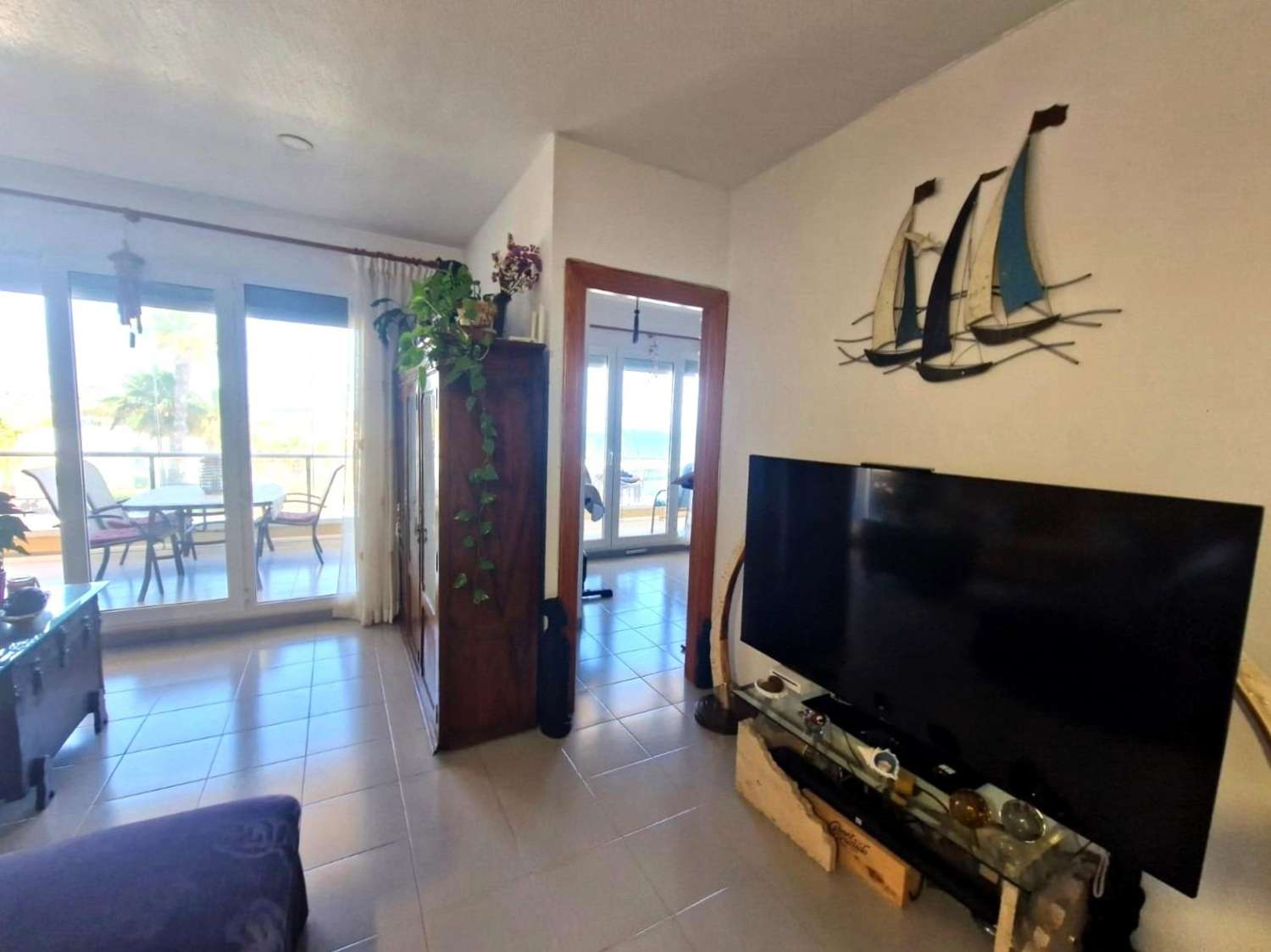 En primera línea de mar, amplio apartamento, 3 dormitorios, 2 baños, garaje y piscina Orihuela Costa (Playa Flamenca)