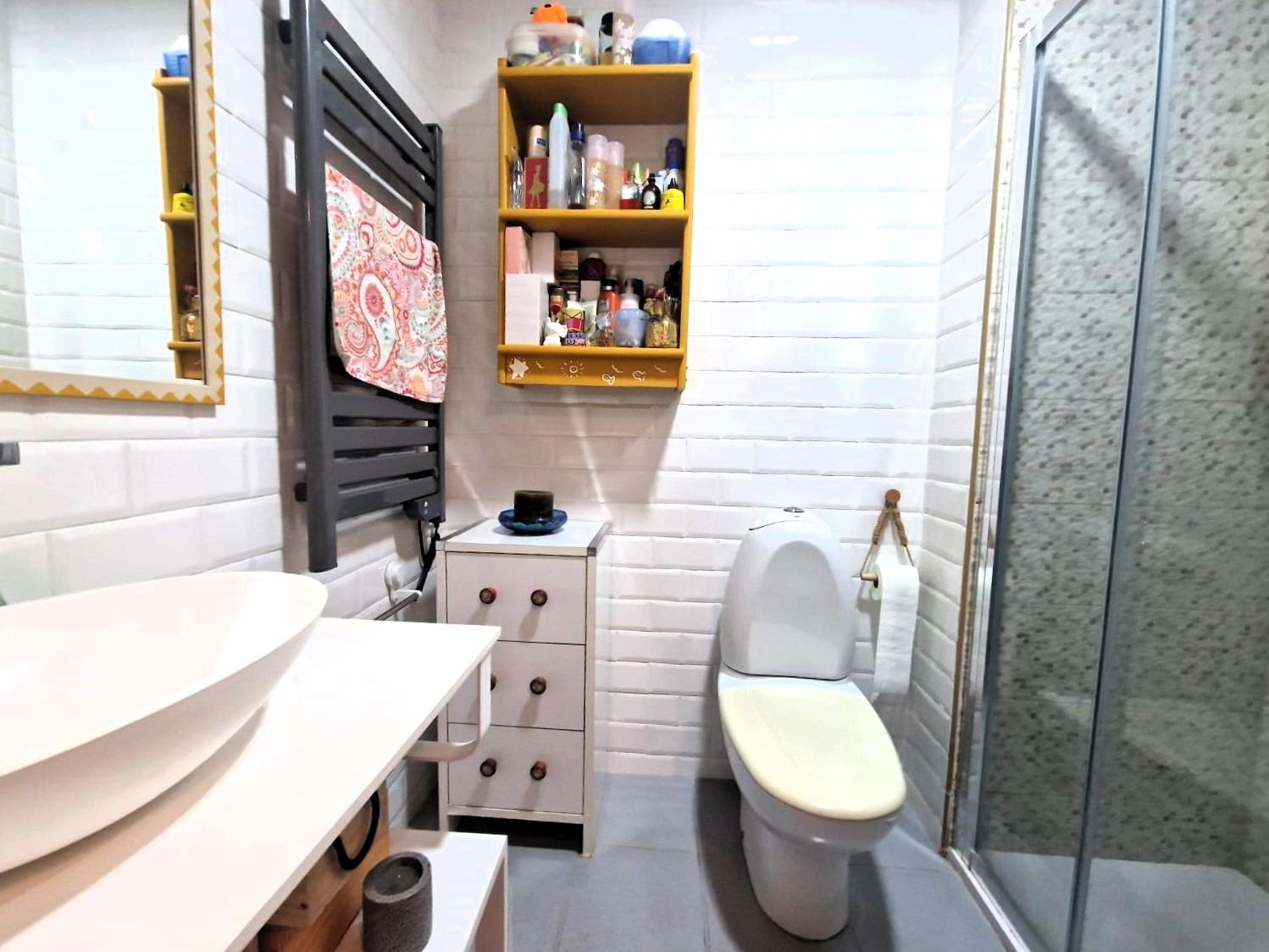 En primera línea de mar, amplio apartamento, 3 dormitorios, 2 baños, garaje y piscina Orihuela Costa (Playa Flamenca)