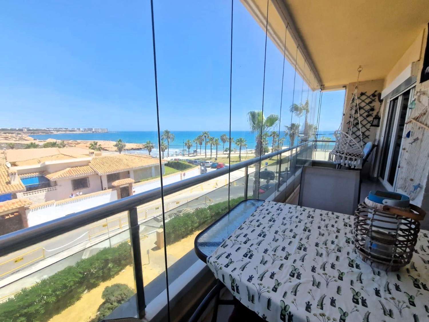En primera línea de mar, amplio apartamento, 3 dormitorios, 2 baños, garaje y piscina Orihuela Costa (Playa Flamenca)