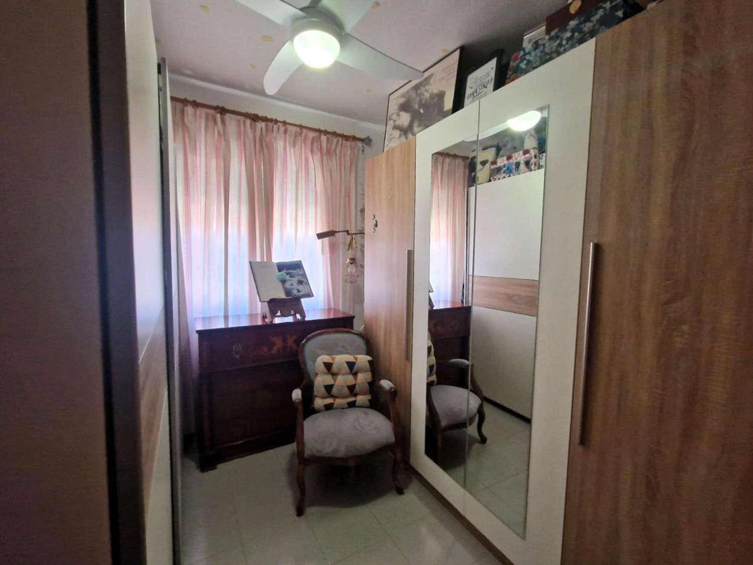 En primera línea de mar, amplio apartamento, 3 dormitorios, 2 baños, garaje y piscina Orihuela Costa (Playa Flamenca)