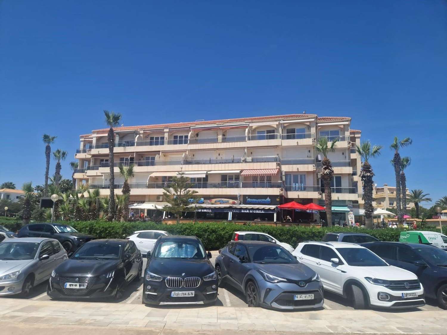 En primera línea de mar, amplio apartamento, 3 dormitorios, 2 baños, garaje y piscina Orihuela Costa (Playa Flamenca)