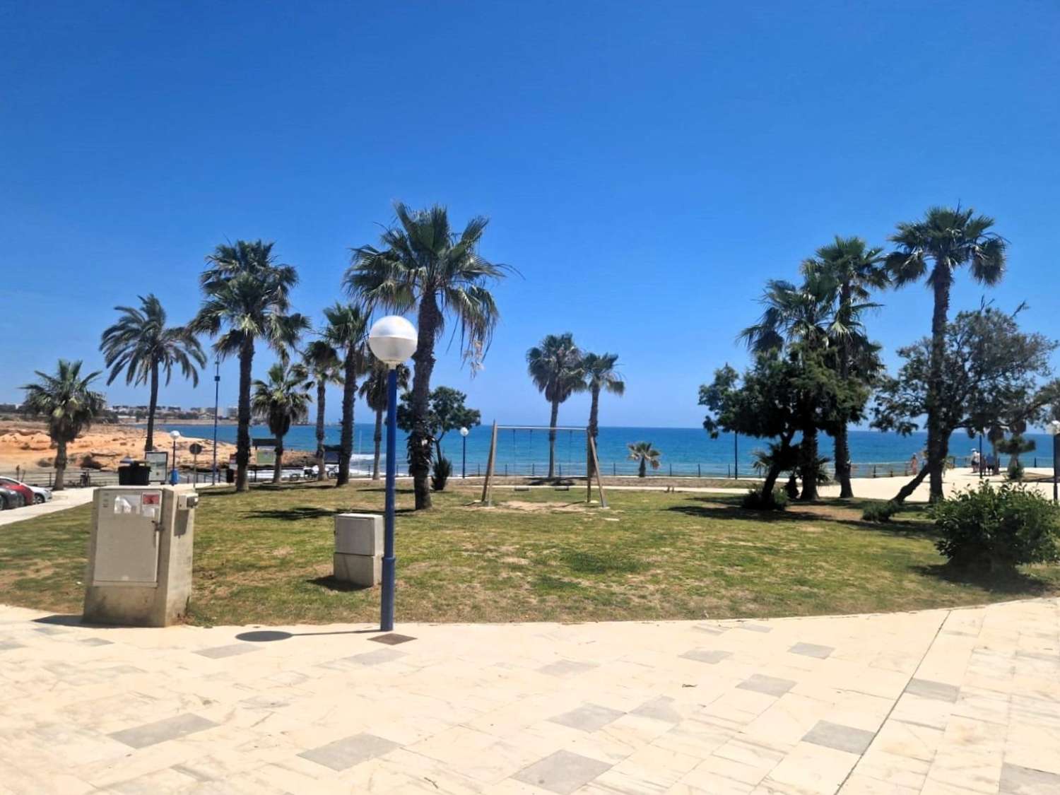 En primera línea de mar, amplio apartamento, 3 dormitorios, 2 baños, garaje y piscina Orihuela Costa (Playa Flamenca)