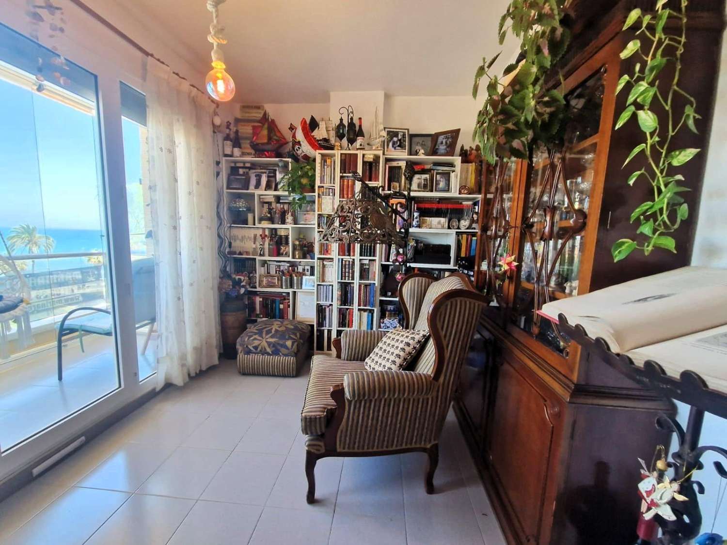 En primera línea de mar, amplio apartamento, 3 dormitorios, 2 baños, garaje y piscina Orihuela Costa (Playa Flamenca)