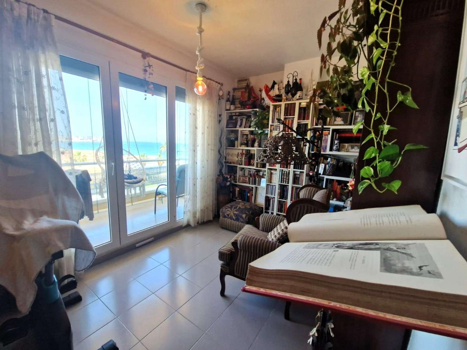 En primera línea de mar, amplio apartamento, 3 dormitorios, 2 baños, garaje y piscina Orihuela Costa (Playa Flamenca)