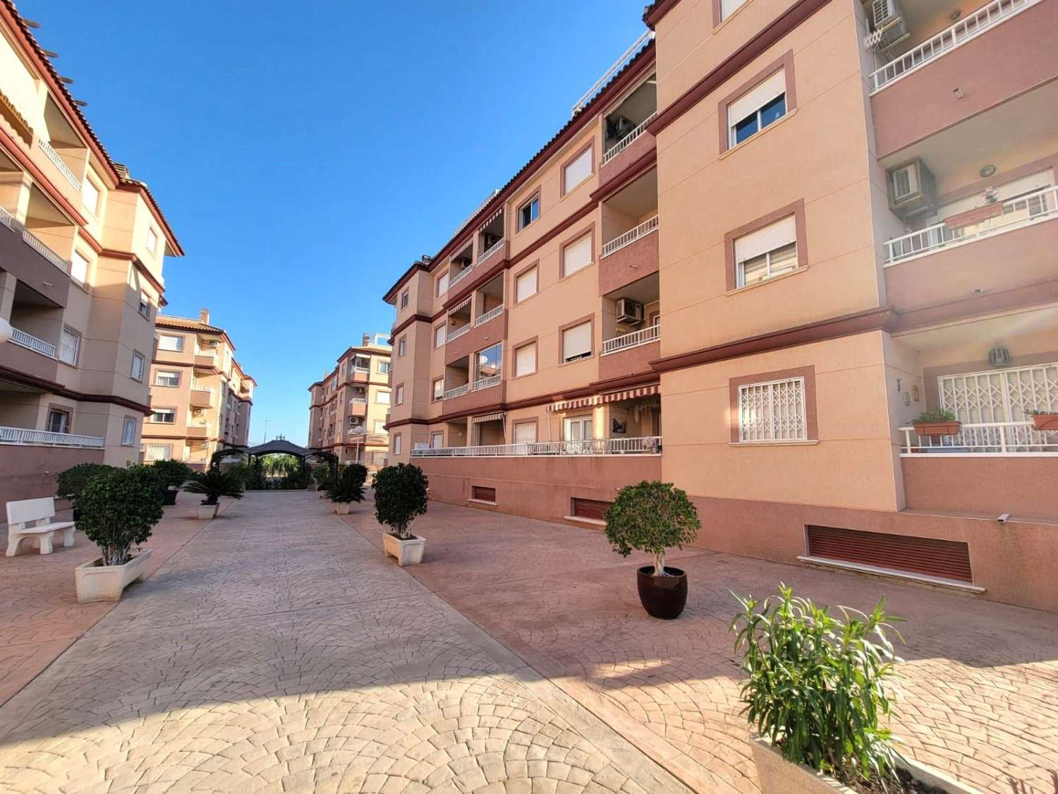 Oportunidad de piso de 2 dormitorios con piscina en Algorfa