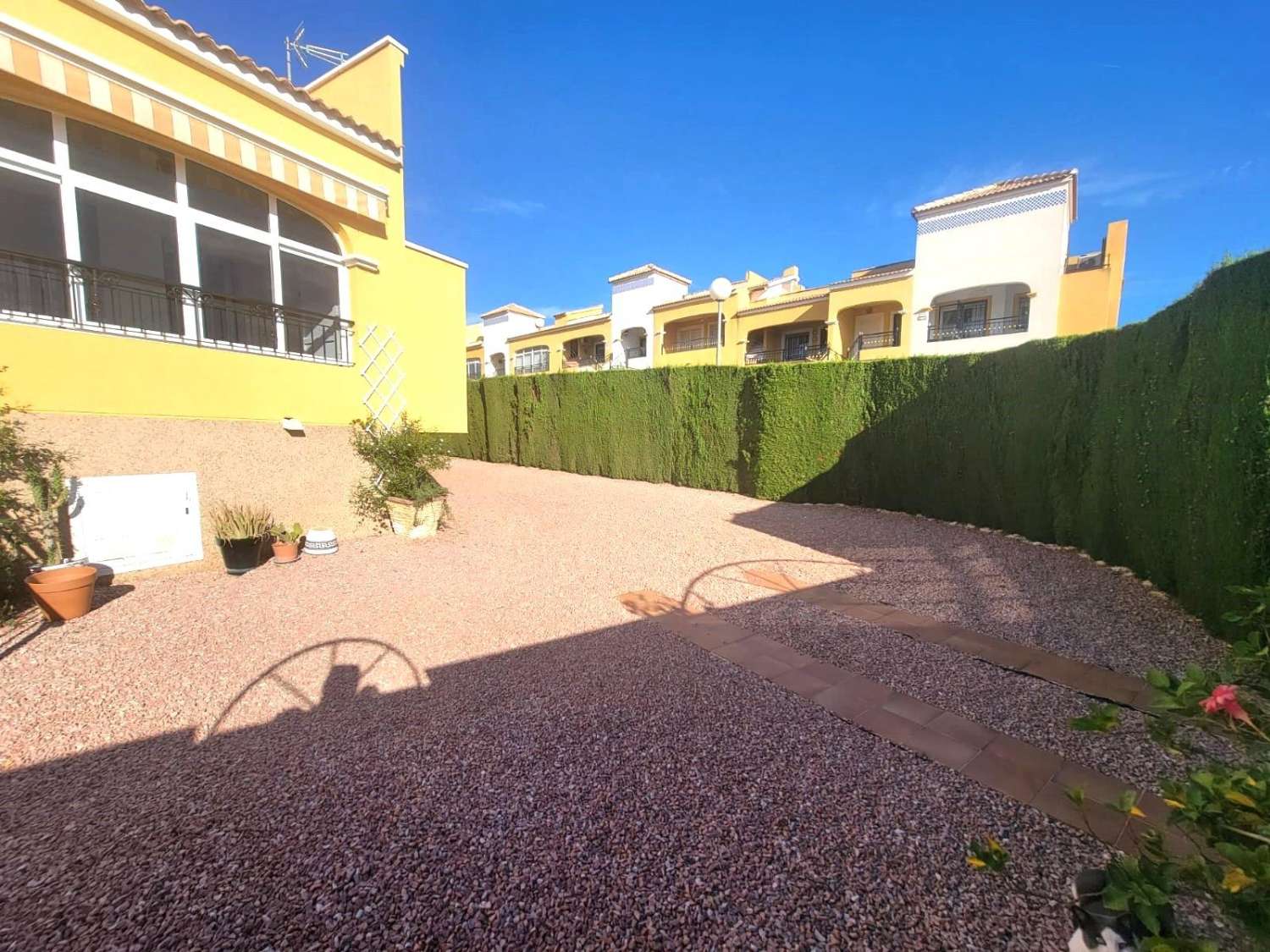 Dobbelthus, hjørnelejlighed, 3 soveværelser, 1 badeværelse, stor solterrasse, meget stor have, fælles pool, i Los Montesinos