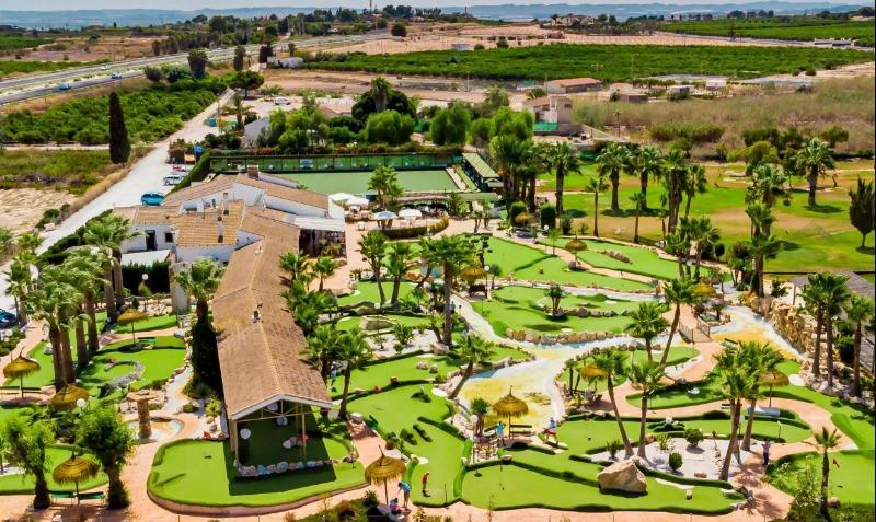 Dobbelthus, hjørnelejlighed, 3 soveværelser, 1 badeværelse, stor solterrasse, meget stor have, fælles pool, i Los Montesinos