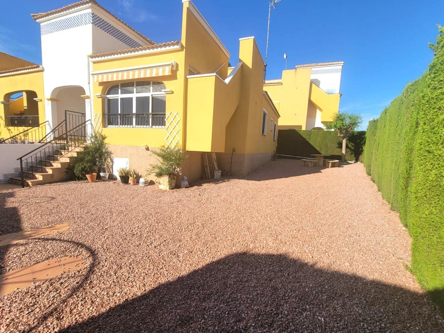 Dobbelthus, hjørnelejlighed, 3 soveværelser, 1 badeværelse, stor solterrasse, meget stor have, fælles pool, i Los Montesinos