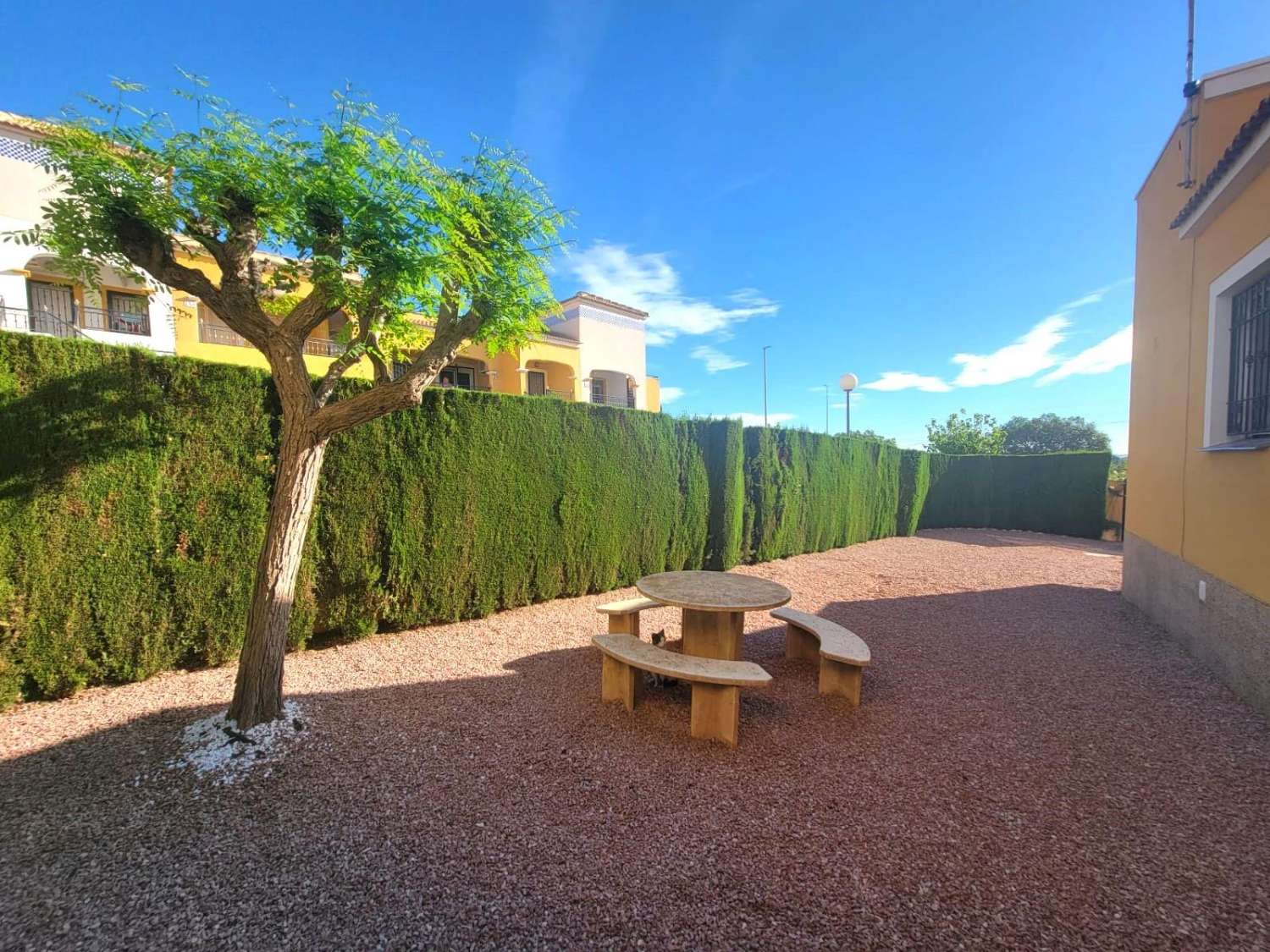 Dobbelthus, hjørnelejlighed, 3 soveværelser, 1 badeværelse, stor solterrasse, meget stor have, fælles pool, i Los Montesinos