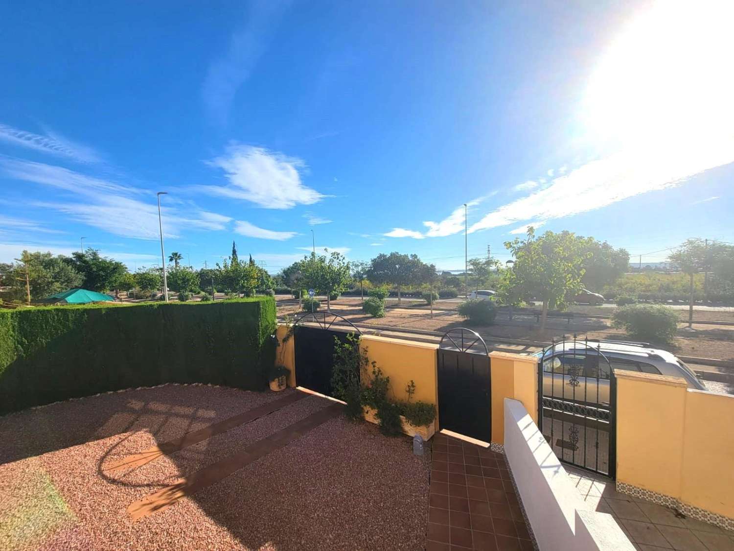 Dobbelthus, hjørnelejlighed, 3 soveværelser, 1 badeværelse, stor solterrasse, meget stor have, fælles pool, i Los Montesinos