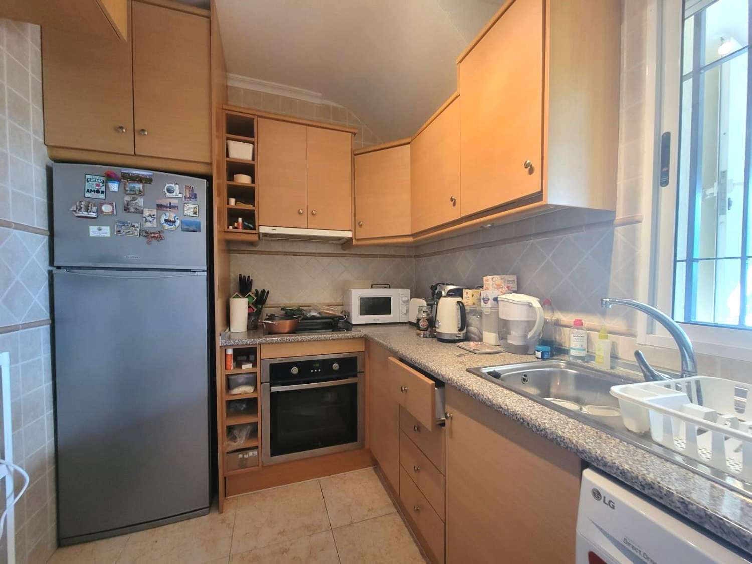 Dobbelthus, hjørnelejlighed, 3 soveværelser, 1 badeværelse, stor solterrasse, meget stor have, fælles pool, i Los Montesinos