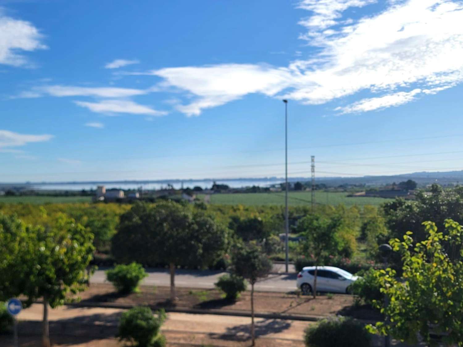 Dobbelthus, hjørnelejlighed, 3 soveværelser, 1 badeværelse, stor solterrasse, meget stor have, fælles pool, i Los Montesinos